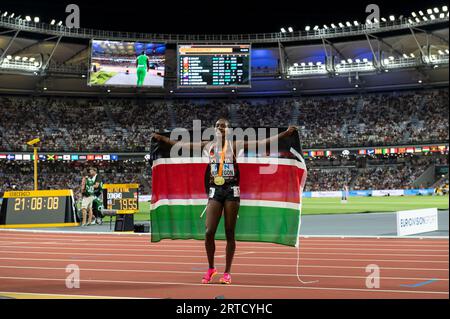 Faith Kipygon, du Kenya, célèbre sa victoire dans la finale du 5000m féminin le huitième jour des Championnats du monde d’athlétisme au National Athletics Centr Banque D'Images