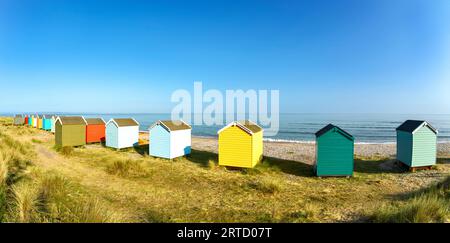 Findhorn Moray Écosse un ciel bleu et une rangée colorée de cabanes de plage ou de chalets par jour en été Banque D'Images