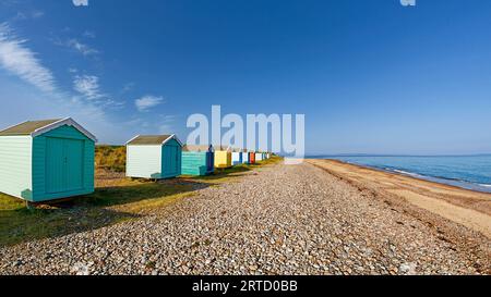 Findhorn Moray Écosse un ciel bleu au-dessus d'une rangée colorée de cabanes de plage ou de chalets sur une journée en été Banque D'Images