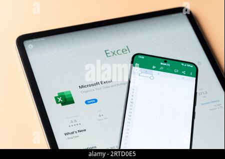 New York, États-Unis - 24 août 2023 : Créer une nouvelle feuille de calcul Excel sur écran smartphone et ipad vue rapprochée Banque D'Images