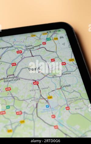 New York, USA - 24 août 2023 : trafic automobile à Paris sur l'application google Maps sur l'écran de la tablette vue rapprochée Banque D'Images