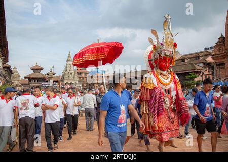 Népal. 12 septembre 2023. Promenade bouddhiste népalais avec un prêtre habillé en Bouddha Dipankar pendant le festival Panchadan à bhaktapur Népal. Panchadan également connu comme le festival des cinq cadeaux d'été (crédit image : © Amit Machamasi/ZUMA Press Wire) USAGE ÉDITORIAL SEULEMENT! Non destiné à UN USAGE commercial ! Banque D'Images