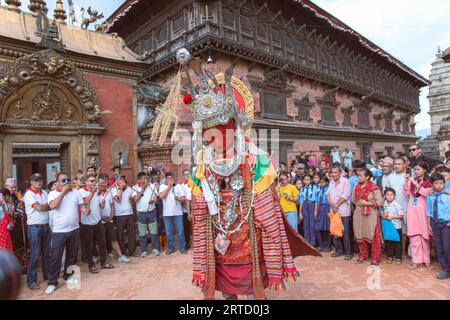 Népal. 12 septembre 2023. Promenade bouddhiste népalais avec un prêtre habillé en Bouddha Dipankar pendant le festival Panchadan à bhaktapur Népal. Panchadan également connu comme le festival des cinq cadeaux d'été (crédit image : © Amit Machamasi/ZUMA Press Wire) USAGE ÉDITORIAL SEULEMENT! Non destiné à UN USAGE commercial ! Banque D'Images