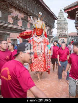 Népal. 12 septembre 2023. Promenade bouddhiste népalais avec un prêtre habillé en Bouddha Dipankar pendant le festival Panchadan à bhaktapur Népal. Panchadan également connu comme le festival des cinq cadeaux d'été (crédit image : © Amit Machamasi/ZUMA Press Wire) USAGE ÉDITORIAL SEULEMENT! Non destiné à UN USAGE commercial ! Banque D'Images