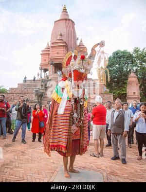 Népal. 12 septembre 2023. Promenade bouddhiste népalais avec un prêtre habillé en Bouddha Dipankar pendant le festival Panchadan à bhaktapur Népal. Panchadan également connu comme le festival des cinq cadeaux d'été (crédit image : © Amit Machamasi/ZUMA Press Wire) USAGE ÉDITORIAL SEULEMENT! Non destiné à UN USAGE commercial ! Banque D'Images