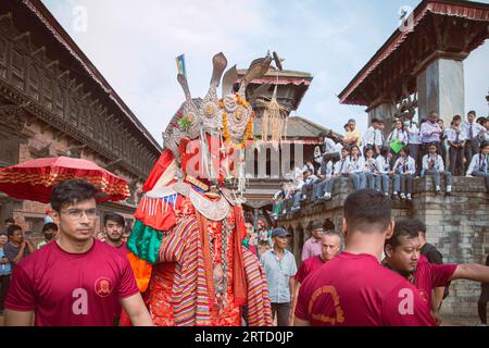 Népal. 12 septembre 2023. Promenade bouddhiste népalais avec un prêtre habillé en Bouddha Dipankar pendant le festival Panchadan à bhaktapur Népal. Panchadan également connu comme le festival des cinq cadeaux d'été (crédit image : © Amit Machamasi/ZUMA Press Wire) USAGE ÉDITORIAL SEULEMENT! Non destiné à UN USAGE commercial ! Banque D'Images