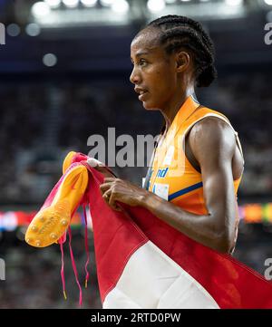 Sifan Hassan, des pays-Bas, célèbre après avoir participé à la finale du 5000m féminin le huitième jour des Championnats du monde d’athlétisme à la Nationa Banque D'Images