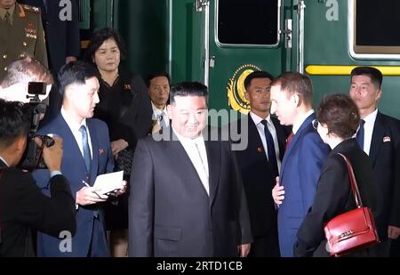 Vladivostok, Fédération de Russie. 12 septembre 2023. Le leader nord-coréen Kim Jong un (C), est reçu mardi, par le ministre russe des Ressources naturelles et de l'Ecologie Alexander Kozlov (C-R), après avoir traversé la frontière russe à Khasan, au sud de Vladivostok. 12, 2023. Kim Jong un, de la Corée du Nord, est entré en Russie dans un train blindé pour voir le président Vladimir Poutine. Gouverneur de Primorsky Krai Press Office/ crédit : UPI/Alamy Live News Banque D'Images