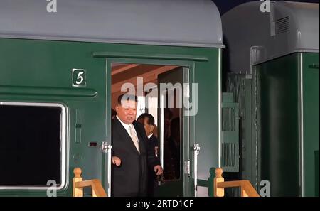 Vladivostok, Fédération de Russie. 12 septembre 2023. Le leader nord-coréen Kim Jong un arrive en train, après avoir traversé la frontière russe à Khasan, au sud de Vladivostok, mardi, septembre. 12, 2023. Kim Jong un, de la Corée du Nord, est entré en Russie dans un train blindé pour voir le président Vladimir Poutine. Gouverneur de Primorsky Krai Press Office/ crédit : UPI/Alamy Live News Banque D'Images