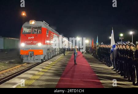 Vladivostok, Fédération de Russie. 12 septembre 2023. Le train avec le leader nord-coréen Kim Jong un arrive, après avoir traversé la frontière russe à Khasan, au sud de Vladivostok, mardi, septembre. 12, 2023. Kim Jong un, de la Corée du Nord, est entré en Russie dans un train blindé pour voir le président Vladimir Poutine. Gouverneur de Primorsky Krai Press Office/ crédit : UPI/Alamy Live News Banque D'Images