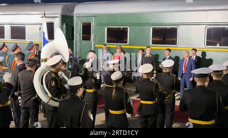 Vladivostok, Fédération de Russie. 12 septembre 2023. Le leader nord-coréen Kim Jong un (C-L), est reçu par des responsables russes, après avoir traversé la frontière russe à Khasan, au sud de Vladivostok, mardi, septembre. 12, 2023. Kim Jong un, de la Corée du Nord, est entré en Russie dans un train blindé pour voir le président Vladimir Poutine. Gouverneur de Primorsky Krai Press Office/ crédit : UPI/Alamy Live News Banque D'Images