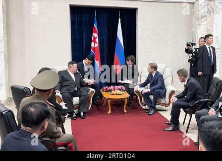 Vladivostok, Fédération de Russie. 12 septembre 2023. Le dirigeant nord-coréen Kim Jong un (C-L), s'entretient avec le ministre russe des Ressources naturelles et de l'Ecologie Alexander Kozlov (C-R), après avoir traversé la frontière russe à Khasan, au sud de Vladivostok, mardi septembre. 12, 2023. Kim Jong un, de la Corée du Nord, est entré en Russie dans un train blindé pour voir le président Vladimir Poutine. Gouverneur de Primorsky Krai Press Office/ crédit : UPI/Alamy Live News Banque D'Images