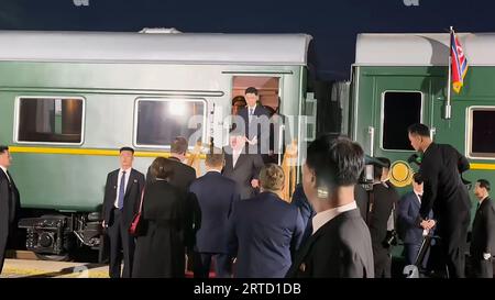 Vladivostok, Fédération de Russie. 12 septembre 2023. Le leader nord-coréen Kim Jong un (C), arrive en train, après avoir traversé la frontière russe à Khasan, au sud de Vladivostok, mardi, septembre. 12, 2023. Kim Jong un, de la Corée du Nord, est entré en Russie dans un train blindé pour voir le président Vladimir Poutine. Gouverneur de Primorsky Krai Press Office/ crédit : UPI/Alamy Live News Banque D'Images