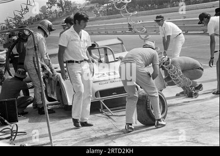 L'équipe Gulf Racing Research Mirage M6 #601 pilotée par Tony Adamowicz et Gijs van Lennep lors d'un arrêt au stand dans le Championnat du monde 6 heures Watkins Glen 1972 pour Makes course, a débuté 6e, DNF Banque D'Images