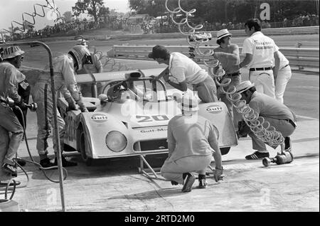 L'équipe Gulf Racing Research Mirage M6 #601 pilotée par Tony Adamowicz et Gijs van Lennep lors d'un arrêt au stand dans le Championnat du monde 6 heures Watkins Glen 1972 pour Makes course, a débuté 6e, DNF Banque D'Images