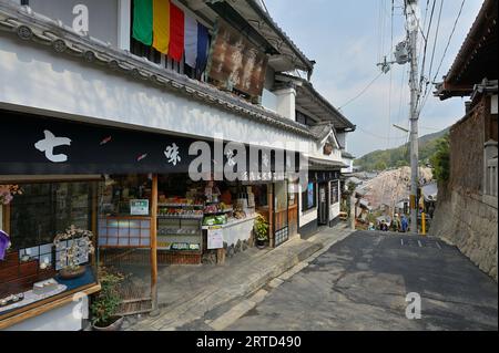 Une rue commerçante à Kiyomizu 3-chome dans la vieille ville de Kyoto, Japon JP Banque D'Images