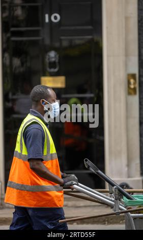 Londres, Royaume-Uni. 12 septembre 2023. Street Cleaner à l'extérieur du 10 Downing Street London. Crédit : Ian Davidson/Alamy Live News Banque D'Images