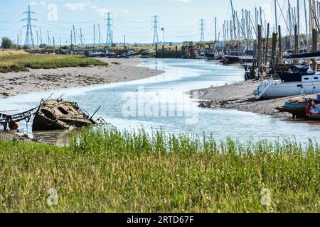 Divers bateaux et yachts à Oare Creek près de Faverhsam dans le Kent Banque D'Images