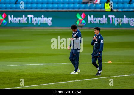 Oslo, Norvège, 12 septembre 2023. Le Norvégien Antonio Nusa vérifie son téléphone et le terrain avant le match de qualification Euro 2024 entre la Norvège et la Géorgie au Ullevål Stadium à Oslo. Crédit : Frode Arnesen/Alamy Live News Banque D'Images