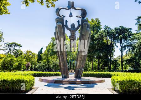 Le Monument à la Langue Mère (Dedaena) dans le parc Dedaena à Tbilissi, en Géorgie, représente une figure en bronze entre deux formes de pierre en gradins qui s'élèvent. La figure, vêtue d'une robe courte, plane avec les bras levés sous une cloche. En haut, une arche incurvée relie les deux formes de pierre. Son surnom est la « Cloche de la Connaissance ». Le sculpteur Elguja Amashukeli et l'architecte Nodar Mgaloblishvili l'ont créée entre 1981 et 1983. Il commémore les manifestations du 14 avril 1978. Des milliers de manifestants ont forcé les autorités à maintenir le géorgien comme langue d'État unique de la RSS de Géorgie. Aujourd'hui, le 14 avril est la langue géorgienne Banque D'Images