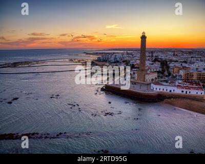 Vue drone du phare de Chipiona à l'aube dans la province de Cadix. Espagne. Banque D'Images