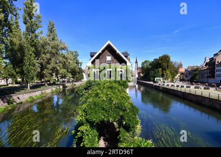 Strasbourg, France - septembre 2023 : Maison des ponts couverts dans la rivière III dans le quartier historique de la petite France Banque D'Images