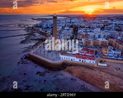 Vue drone du phare de Chipiona à l'aube dans la province de Cadix. Espagne. Banque D'Images