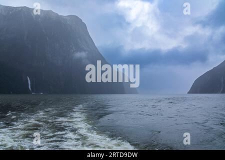Photographie des chutes d'eau après de très fortes pluies et un temps froid dans Milford Sound dans le parc national de Fiordland sur l'île du Sud de la Nouvelle-Zélande Banque D'Images
