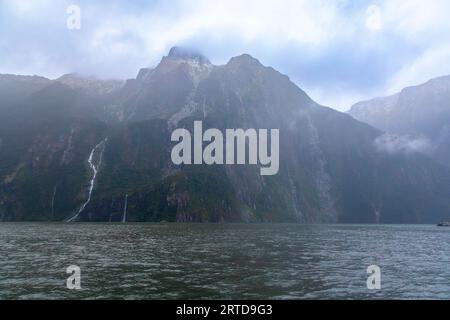 Photographie des chutes d'eau après de très fortes pluies et un temps froid dans Milford Sound dans le parc national de Fiordland sur l'île du Sud de la Nouvelle-Zélande Banque D'Images