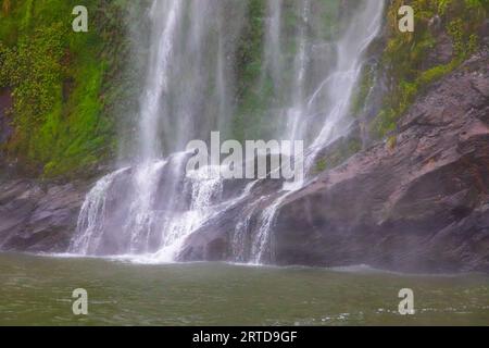 Photographie des chutes d'eau après de très fortes pluies et un temps froid dans Milford Sound dans le parc national de Fiordland sur l'île du Sud de la Nouvelle-Zélande Banque D'Images