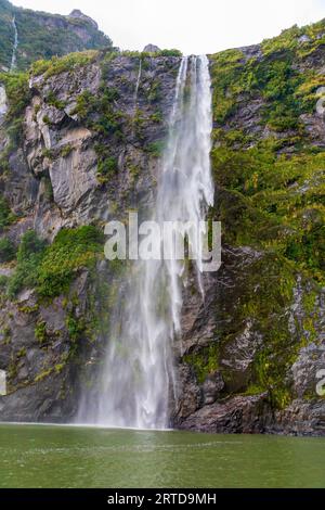 Photographie des chutes d'eau après de très fortes pluies et un temps froid dans Milford Sound dans le parc national de Fiordland sur l'île du Sud de la Nouvelle-Zélande Banque D'Images