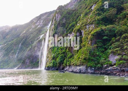 Photographie des chutes d'eau après de très fortes pluies et un temps froid dans Milford Sound dans le parc national de Fiordland sur l'île du Sud de la Nouvelle-Zélande Banque D'Images