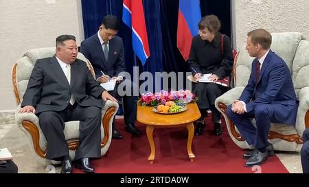 Vladivostok, Fédération de Russie. 12 septembre 2023. Le dirigeant nord-coréen Kim Jong un, à gauche, s'entretient avec le ministre russe des Ressources naturelles et de l'écologie Alexander Kozlov, à droite, après avoir traversé la frontière russe à Khasan, au sud de Vladivostok, mardi septembre. 12, 2023. Kim Jong un, de la Corée du Nord, est entré en Russie dans un train blindé pour voir le président Vladimir Poutine. Gouverneur de Primorsky Krai Press Office/ crédit : UPI/Alamy Live News Banque D'Images