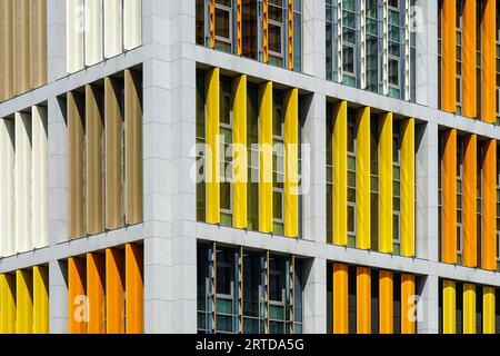 Fragment de façade d'immeuble de bureaux avec système de volet de fenêtre vertical coloré, technique d'innovation Banque D'Images