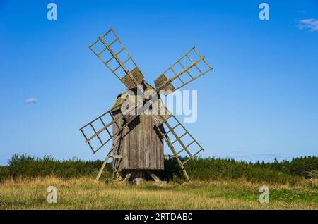 Moulin à vent traditionnel à tréteaux près du village de Himmelsberga sur l'île de Öland, Kalmar län, Suède. Banque D'Images