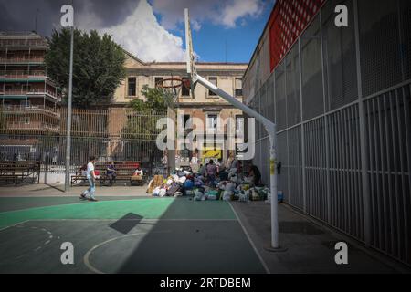 Madrid, Espagne. 12 septembre 2023. Image générale du terrain de sport du Parque Casino de la Reina dans le quartier madrilène de Lavapies où des dons ont été collectés en faveur du Maroc. Des anonymes du quartier de Lavapiés se sont organisés pour donner des vêtements et de la nourriture aux personnes touchées par le tremblement de terre qui a secoué le Maroc dans les zones près de Marrakech. Un couple de camions chargés de dons qui voyageront directement de Madrid au Maroc. (Photo de David Canales/SOPA Images/Sipa USA) crédit : SIPA USA/Alamy Live News Banque D'Images