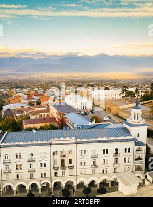 Telavi, Géorgie - 6th novermber, 2022: Panorama aérien par drone des bâtiments de la vieille ville de Telavi. Telavi est la principale ville de la province de Kakheti en Géorgie Banque D'Images