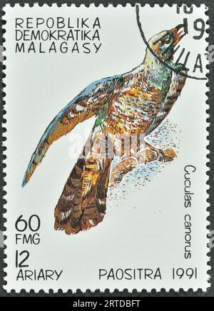 Timbre-poste annulé imprimé par Madagascar, qui montre le coucou commun (Cuculus canorus), vers 1991. Banque D'Images