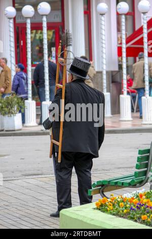 Gold Sands, Bulgarie 2 mai 2008, éditorial, ramoneur homme dans la rue, vêtu en costume traditionnel et soignant les outils du commerce Banque D'Images