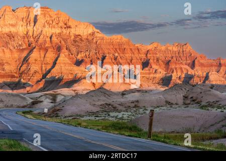 Lever du soleil à Badlands National Park dans le Dakota du Sud. Tôt le matin, la lumière du soleil est la peinture Lumière et ombres sur les montagnes et de formations rocheuses. Banque D'Images