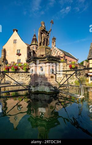 Brunnen Fontaine de Saint-Léon und St.-Leo-Kapelle à Eguisheim, Elsass, Frankreich | Fontaine de Saint-Léon et Chapelle Saint-Léon par ex. Banque D'Images