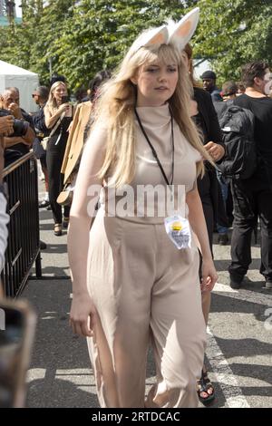 New York, NY, États-Unis. 11 septembre 2023. Animal cause manifestant est enlevé par le garde de parade, Michael Kors Collection Printemps/été 2024 Runway Show au Domino Park le 11 septembre 2023 à Brooklyn, New York (image de crédit : © William Volcov/ZUMA Press Wire) À USAGE ÉDITORIAL SEULEMENT! Non destiné à UN USAGE commercial ! Banque D'Images