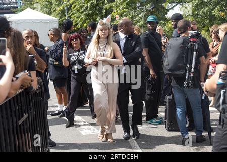 New York, NY, États-Unis. 11 septembre 2023. Animal cause manifestant est enlevé par le garde de parade, Michael Kors Collection Printemps/été 2024 Runway Show au Domino Park le 11 septembre 2023 à Brooklyn, New York (image de crédit : © William Volcov/ZUMA Press Wire) À USAGE ÉDITORIAL SEULEMENT! Non destiné à UN USAGE commercial ! Banque D'Images