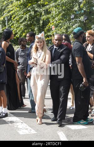 New York, NY, États-Unis. 11 septembre 2023. Animal cause manifestant est enlevé par le garde de parade, Michael Kors Collection Printemps/été 2024 Runway Show au Domino Park le 11 septembre 2023 à Brooklyn, New York (image de crédit : © William Volcov/ZUMA Press Wire) À USAGE ÉDITORIAL SEULEMENT! Non destiné à UN USAGE commercial ! Banque D'Images