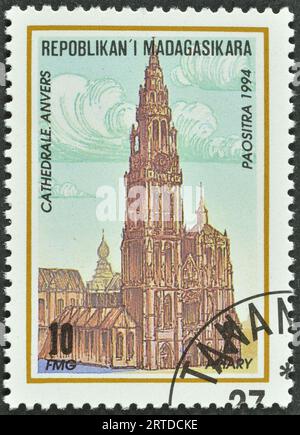 Timbre-poste annulé imprimé par Madagascar, qui montre la cathédrale d'Anvers, vers 1994. Banque D'Images