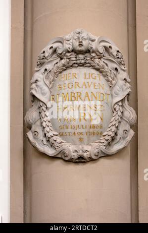 Rembrandt van Rijn (1606-1669) pierre commémorative à Westerkerk, l'église où le célèbre peintre a été enterré le 8 octobre 1969, Amsterdam, pays-Bas Banque D'Images