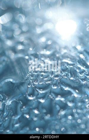 Fond bleu abstrait avec des gouttes de verre brumé Banque D'Images