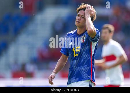 GENK, BELGIQUE - 12 SEPTEMBRE : Atsuki Ito du Japon se frottant la tête lors du match amical international entre Turkiye et le Japon au Cegeka Arena le 12 septembre 2023 à Genk, Belgique. (Photo de Joris Verwijst/BSR Agency) Banque D'Images