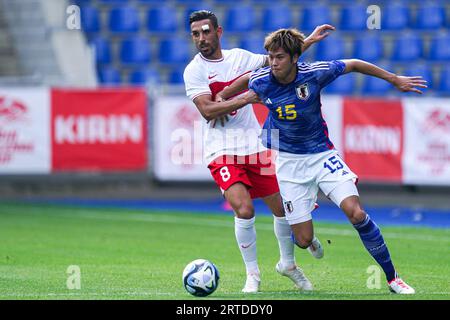 GENK, BELGIQUE - SEPTEMBRE 12 : Irfan Kahveci de Turkiye affronte Atsuki Ito du Japon lors du match amical international entre Turkiye et le Japon au Cegeka Arena le 12 septembre 2023 à Genk, Belgique. (Photo de Joris Verwijst/BSR Agency) Banque D'Images