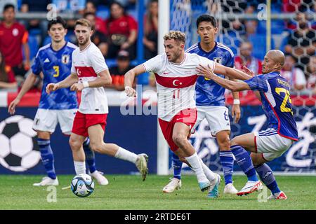 Genk, Belgique. 12 septembre 2023. GENK, BELGIQUE - 12 SEPTEMBRE : Baris Yilmaz de Turkiye se bat pour la possession avec Daizen Maeda du Japon lors du match amical international entre Turkiye et le Japon au Cegeka Arena le 12 septembre 2023 à Genk, Belgique. (Photo Joris Verwijst/Agence BSR) crédit : Agence BSR/Alamy Live News Banque D'Images